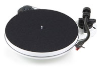 Pro-Ject RPM 1 Carbon recordplayer with carbon tonearm and Ortofon 2M-Red cartridge, white