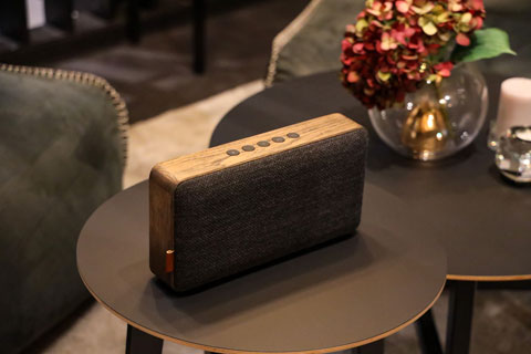 SACKit Move Wood bluetooth speaker smoked oak lifestyle