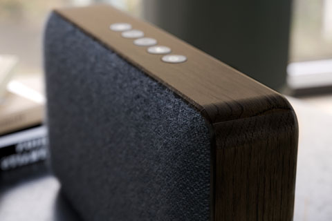 SACKit Move Wood bluetooth speaker smoked oak side