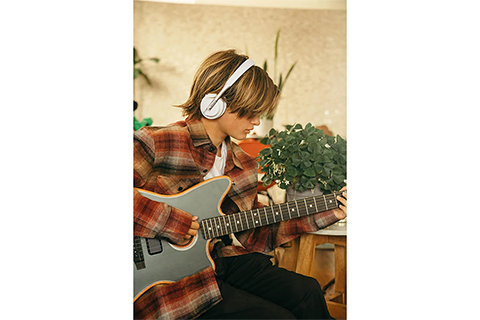 Play Wireless Headphones Over-Ear - Lifestyle