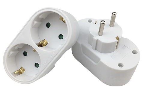 Double plug with grounded double socket