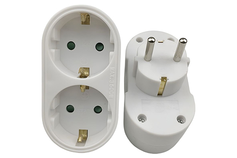Double plug with grounded double socket