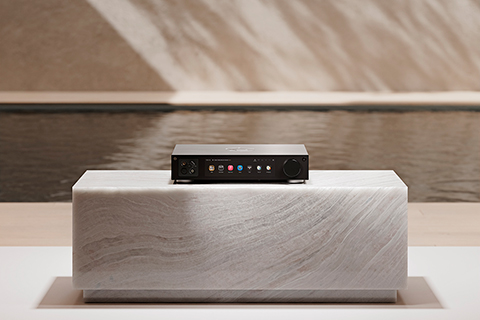 HiFi Rose Rose RS451 Streamer with Headphone Amplifier - Lifestyle