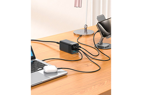 eSTUFF 4-port USB-A / USB-C Charger (2x USB-C, 2x USB-A) - Lifestyle