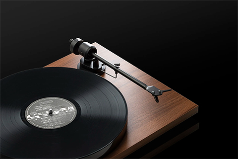 Pro-Ject E1 BT AT-3600 Recordplayer - Walnut - Lifestyle