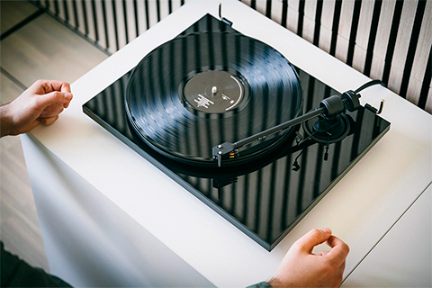 Pro-Ject E1.2 Recordplayer Pick it MM E - Black - Lifestyle