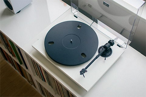 Pro-Ject E1.2 Recordplayer Pick it MM E - White - Lifestyle