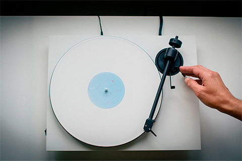 Pro-Ject E1.2 Recordplayer Pick it MM E - White - Lifestyle