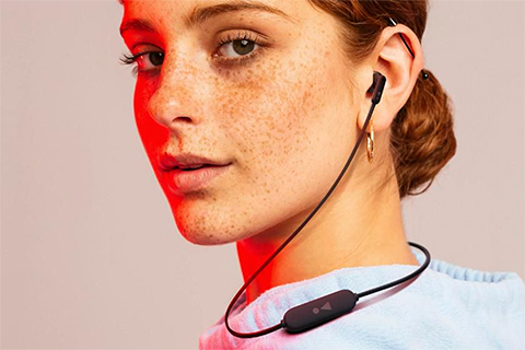 JBL TUNE 215 Wireless in-ear Headphones (BT) | Black - Lifestyle
