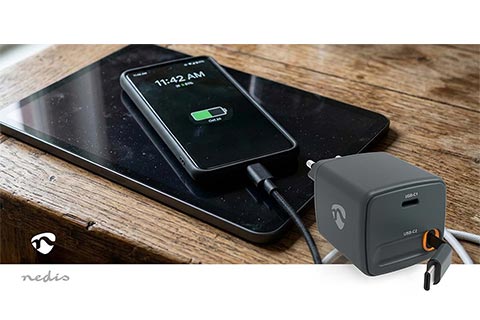 USB-C charger for laptops (65W) - Lifestyle