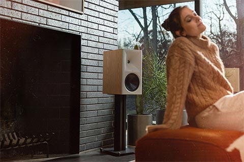 Klipsch The Sevens II Powered Monitor Speakers - Oak - Lifestyle
