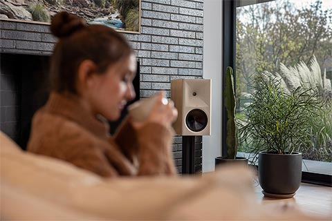 Klipsch The Nines II Powered monitor - Oak - Lifestyle
