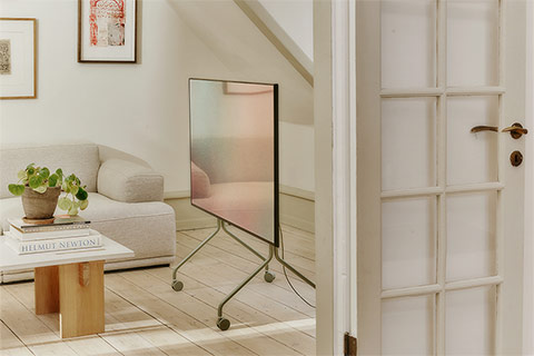 Pedestal Moon Rollin´ TV stand with wheels - Lifestyle