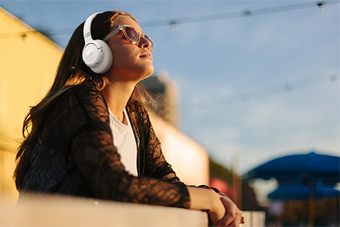 JBL Tune 780NC wireless on-ear headphones - Lifestyle