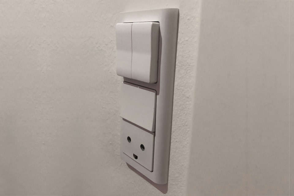 Disassembled a Hue Smart Plug and converted it to a wall switch. : r/Hue