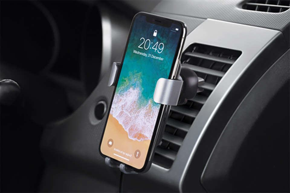 Deltaco car charger with Qi (10W) - Lifestyle