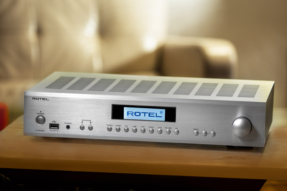 Rotel A-12 MKII stereo amplifier (2x 60W, 8 Ohm) - Lifestyle