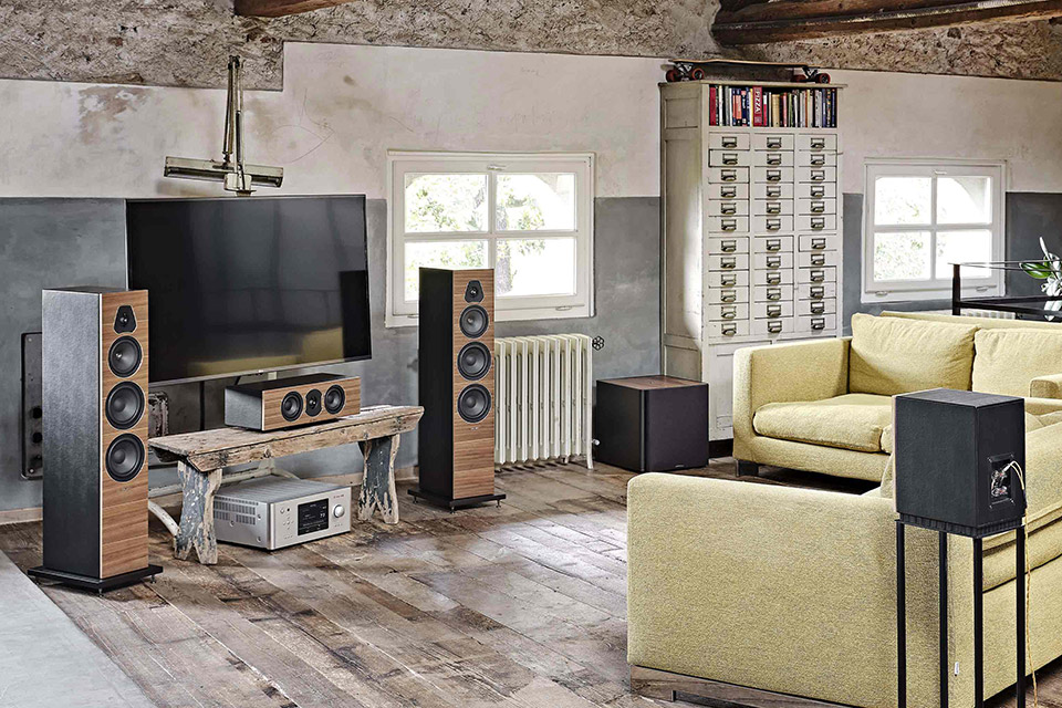 Sonus faber Lumina V floorstanding speaker -  Walnut lifestyle