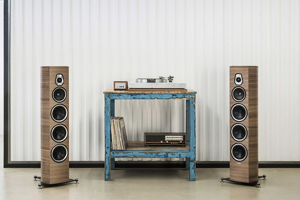 Sonus faber Sonetto VIII floorstanding speakers - Wood lifestyle