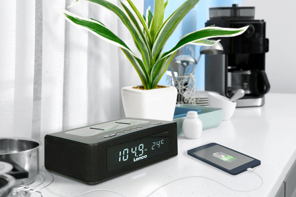 Lenco CR-580BK alarm clock with FM, Bluetooth and Qi - Lifestyle