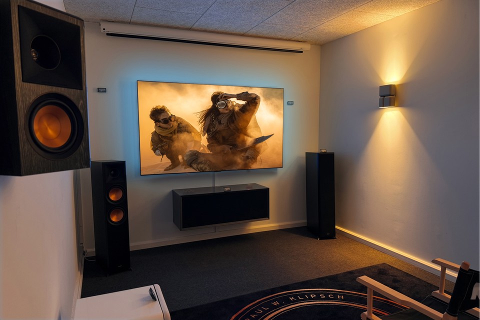 , AV-Connection Odense Basement: Home theater, Surround receivers and TV stand